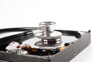 Kurtarma ve onarım teknoloji kavramı: beyaz izole stetoskop Sabit Disk Sürücüsü (Hdd).