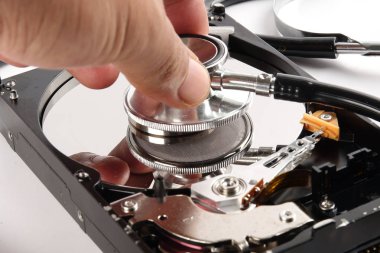 Kurtarma ve onarım teknoloji kavramı: beyaz izole stetoskop Sabit Disk Sürücüsü (Hdd).