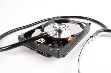 Kurtarma ve onarım teknoloji kavramı: beyaz izole stetoskop Sabit Disk Sürücüsü (Hdd).