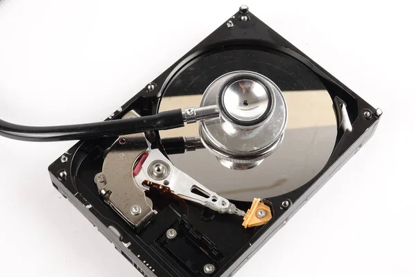 恢复和修复技术概念 硬盘驱动器 Hdd 与听诊器隔离在白色 — 图库照片