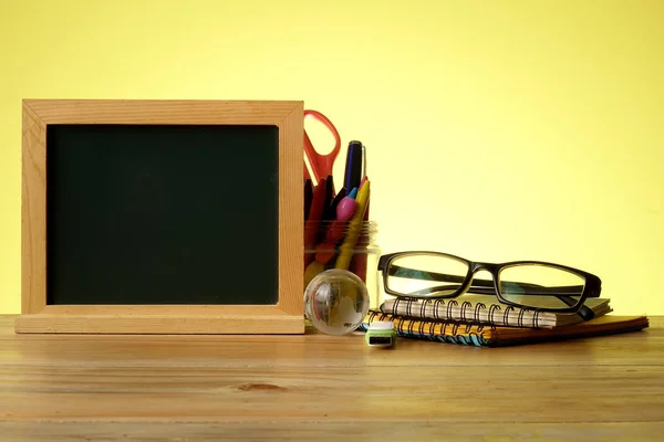 Volver Concepto Escuela Papelería Escolar Sobre Fondo Amarillo Copiar Espacio —  Fotos de Stock