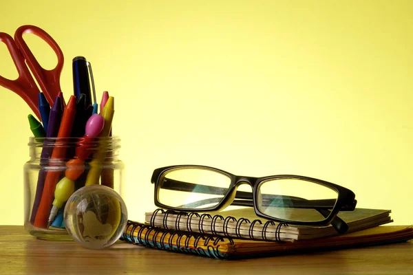 Volver Concepto Escuela Papelería Escolar Sobre Fondo Amarillo Copiar Espacio —  Fotos de Stock