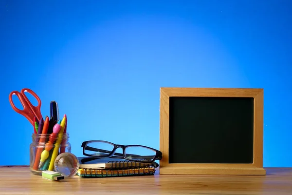 Volver Concepto Escuela Papelería Escolar Sobre Fondo Azul Copiar Espacio —  Fotos de Stock