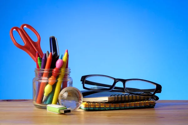 Volver Concepto Escuela Papelería Escolar Sobre Fondo Azul Copiar Espacio —  Fotos de Stock