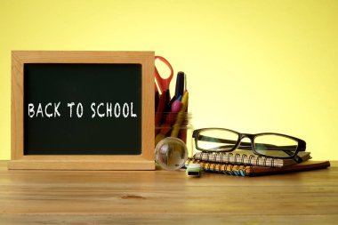 Geri okul kavramı için: Okul kırtasiye sarı bir arka plan üzerinde. Kopya alanı