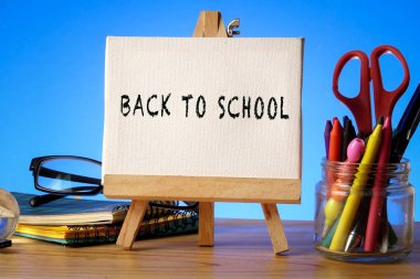 Geri okul kavramı için: Okul kırtasiye mavi bir arka plan üzerinde. Kopya alanı