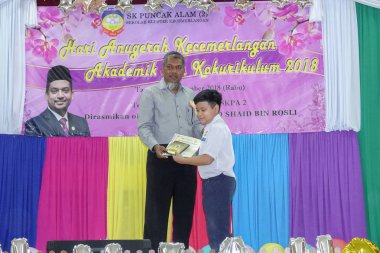 Kuala Lumpur, 21 Kasım 2018. Kimliği belirlenemeyen öğrenciler ve veliler y›l ödül veren caremony İlköğretim Okulu Selangor, Malezya, sonunda.