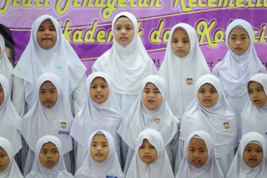 Kuala Lumpur, 21 Kasım 2018. Kimliği belirlenemeyen öğrenciler ve veliler y›l ödül veren caremony İlköğretim Okulu Selangor, Malezya, sonunda.