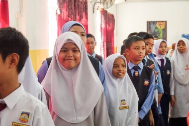 Kuala Lumpur, 21 Kasım 2018. Kimliği belirlenemeyen öğrenciler ve veliler y›l ödül veren caremony İlköğretim Okulu Selangor, Malezya, sonunda.