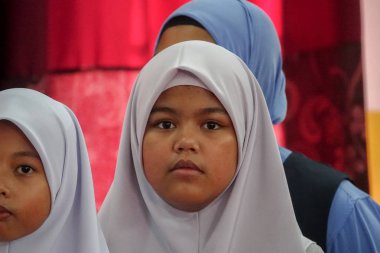 Kuala Lumpur, 21 Kasım 2018. Kimliği belirlenemeyen öğrenciler ve veliler y›l ödül veren caremony İlköğretim Okulu Selangor, Malezya, sonunda.