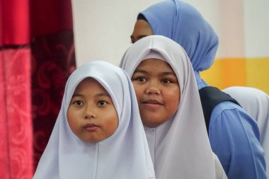 Kuala Lumpur, 21 Kasım 2018. Kimliği belirlenemeyen öğrenciler ve veliler y›l ödül veren caremony İlköğretim Okulu Selangor, Malezya, sonunda.