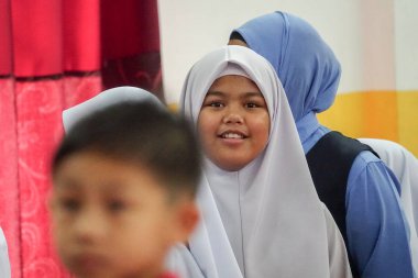 Kuala Lumpur, 21 Kasım 2018. Kimliği belirlenemeyen öğrenciler ve veliler y›l ödül veren caremony İlköğretim Okulu Selangor, Malezya, sonunda.