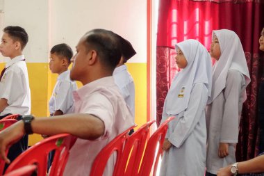 Kuala Lumpur, 21 Kasım 2018. Kimliği belirlenemeyen öğrenciler ve veliler y›l ödül veren caremony İlköğretim Okulu Selangor, Malezya, sonunda.
