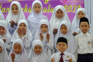Kuala Lumpur, 21 Kasım 2018. Kimliği belirlenemeyen öğrenciler ve veliler y›l ödül veren caremony İlköğretim Okulu Selangor, Malezya, sonunda.