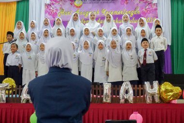 Kuala Lumpur, 21 Kasım 2018. Kimliği belirlenemeyen öğrenciler ve veliler y›l ödül veren caremony İlköğretim Okulu Selangor, Malezya, sonunda.