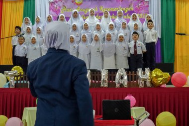 Kuala Lumpur, 21 Kasım 2018. Kimliği belirlenemeyen öğrenciler ve veliler y›l ödül veren caremony İlköğretim Okulu Selangor, Malezya, sonunda.
