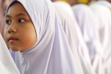 Kuala Lumpur, 21 Kasım 2018. Kimliği belirlenemeyen öğrenciler ve veliler y›l ödül veren caremony İlköğretim Okulu Selangor, Malezya, sonunda.