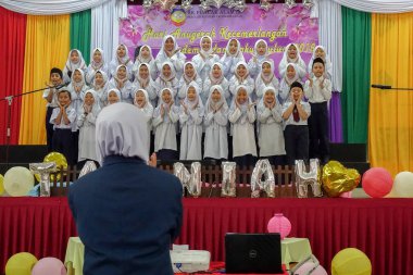 Kuala Lumpur, 21 Kasım 2018. Kimliği belirlenemeyen öğrenciler ve veliler y›l ödül veren caremony İlköğretim Okulu Selangor, Malezya, sonunda.