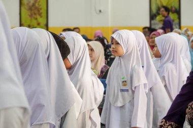 Kuala Lumpur, 21 Kasım 2018. Kimliği belirlenemeyen öğrenciler ve veliler y›l ödül veren caremony İlköğretim Okulu Selangor, Malezya, sonunda.