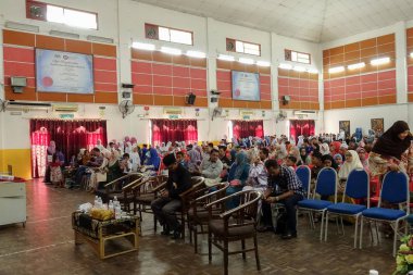 Kuala Lumpur, 21 Kasım 2018. Kimliği belirlenemeyen öğrenciler ve veliler y›l ödül veren caremony İlköğretim Okulu Selangor, Malezya, sonunda.
