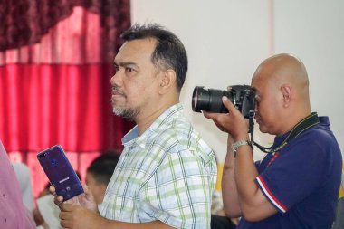 Kuala Lumpur, 21 Kasım 2018. Kimliği belirlenemeyen öğrenciler ve veliler y›l ödül veren caremony İlköğretim Okulu Selangor, Malezya, sonunda.