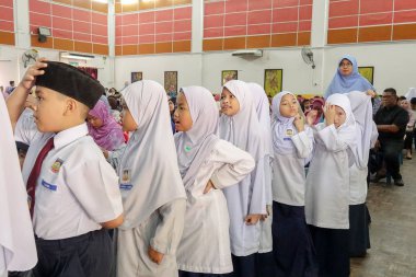 Kuala Lumpur, 21 Kasım 2018. Kimliği belirlenemeyen öğrenciler ve veliler y›l ödül veren caremony İlköğretim Okulu Selangor, Malezya, sonunda.