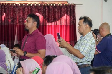 Kuala Lumpur, 21 Kasım 2018. Kimliği belirlenemeyen öğrenciler ve veliler y›l ödül veren caremony İlköğretim Okulu Selangor, Malezya, sonunda.