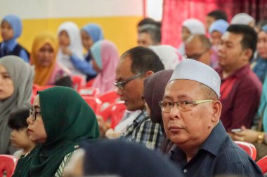 Kuala Lumpur, 21 Kasım 2018. Kimliği belirlenemeyen öğrenciler ve veliler y›l ödül veren caremony İlköğretim Okulu Selangor, Malezya, sonunda.