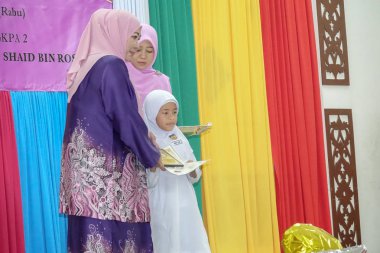 Kuala Lumpur, 21 Kasım 2018. Kimliği belirlenemeyen öğrenciler ve veliler y›l ödül veren caremony İlköğretim Okulu Selangor, Malezya, sonunda.