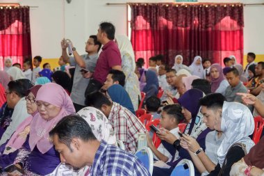 Kuala Lumpur, 21 Kasım 2018. Kimliği belirlenemeyen öğrenciler ve veliler y›l ödül veren caremony İlköğretim Okulu Selangor, Malezya, sonunda.