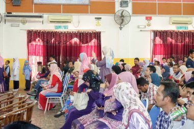 Kuala Lumpur, 21 Kasım 2018. Kimliği belirlenemeyen öğrenciler ve veliler y›l ödül veren caremony İlköğretim Okulu Selangor, Malezya, sonunda.
