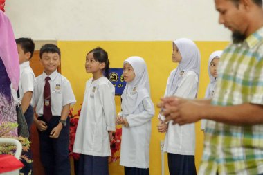 Kuala Lumpur, 21 Kasım 2018. Kimliği belirlenemeyen öğrenciler ve veliler y›l ödül veren caremony İlköğretim Okulu Selangor, Malezya, sonunda.