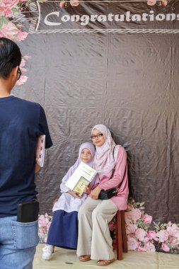 Kuala Lumpur, 21 Kasım 2018. Kimliği belirlenemeyen öğrenciler ve veliler y›l ödül veren caremony İlköğretim Okulu Selangor, Malezya, sonunda.