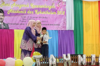 Kuala Lumpur, 21 Kasım 2018. Kimliği belirlenemeyen öğrenciler ve veliler y›l ödül veren caremony İlköğretim Okulu Selangor, Malezya, sonunda.