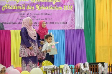 Kuala Lumpur, 21 Kasım 2018. Kimliği belirlenemeyen öğrenciler ve veliler y›l ödül veren caremony İlköğretim Okulu Selangor, Malezya, sonunda.