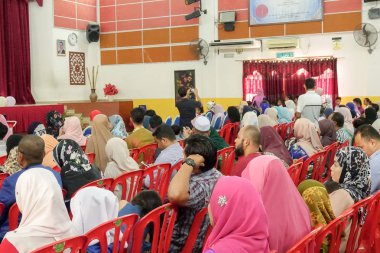Kuala Lumpur, 21 Kasım 2018. Kimliği belirlenemeyen öğrenciler ve veliler y›l ödül veren caremony İlköğretim Okulu Selangor, Malezya, sonunda.