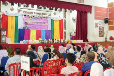 Kuala Lumpur, 21 Kasım 2018. Kimliği belirlenemeyen öğrenciler ve veliler y›l ödül veren caremony İlköğretim Okulu Selangor, Malezya, sonunda.