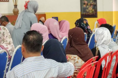 Kuala Lumpur, 21 Kasım 2018. Kimliği belirlenemeyen öğrenciler ve veliler y›l ödül veren caremony İlköğretim Okulu Selangor, Malezya, sonunda.