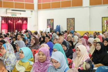 Kuala Lumpur, 21 Kasım 2018. Kimliği belirlenemeyen öğrenciler ve veliler y›l ödül veren caremony İlköğretim Okulu Selangor, Malezya, sonunda.