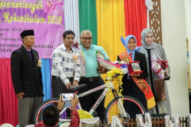 Kuala Lumpur, 21 Kasım 2018. Kimliği belirlenemeyen öğrenciler ve veliler y›l ödül veren caremony İlköğretim Okulu Selangor, Malezya, sonunda.