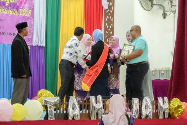 Kuala Lumpur, 21 Kasım 2018. Kimliği belirlenemeyen öğrenciler ve veliler y›l ödül veren caremony İlköğretim Okulu Selangor, Malezya, sonunda.