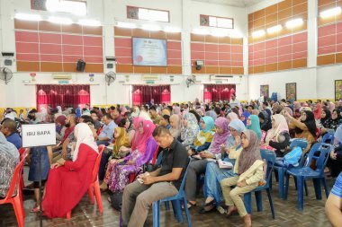 Kuala Lumpur, 21 Kasım 2018. Kimliği belirlenemeyen öğrenciler ve veliler y›l ödül veren caremony İlköğretim Okulu Selangor, Malezya, sonunda.