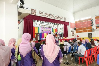 Kuala Lumpur, 21 Kasım 2018. Kimliği belirlenemeyen öğrenciler ve veliler y›l ödül veren caremony İlköğretim Okulu Selangor, Malezya, sonunda.