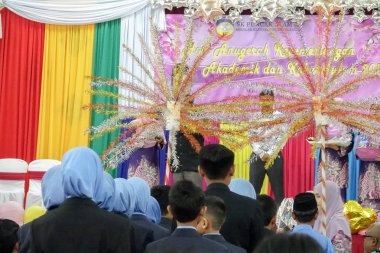 Kuala Lumpur, 21 Kasım 2018. Kimliği belirlenemeyen öğrenciler ve veliler y›l ödül veren caremony İlköğretim Okulu Selangor, Malezya, sonunda.