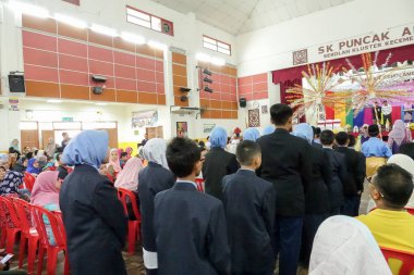 Kuala Lumpur, 21 Kasım 2018. Kimliği belirlenemeyen öğrenciler ve veliler y›l ödül veren caremony İlköğretim Okulu Selangor, Malezya, sonunda.