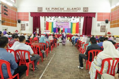 Kuala Lumpur, 21 Kasım 2018. Kimliği belirlenemeyen öğrenciler ve veliler y›l ödül veren caremony İlköğretim Okulu Selangor, Malezya, sonunda.