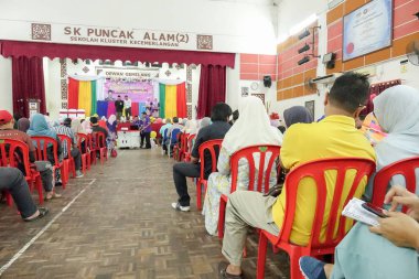 Kuala Lumpur, 21 Kasım 2018. Kimliği belirlenemeyen öğrenciler ve veliler y›l ödül veren caremony İlköğretim Okulu Selangor, Malezya, sonunda.