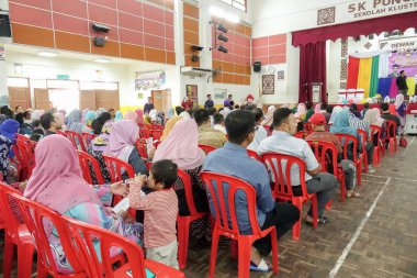 Kuala Lumpur, 21 Kasım 2018. Kimliği belirlenemeyen öğrenciler ve veliler y›l ödül veren caremony İlköğretim Okulu Selangor, Malezya, sonunda.