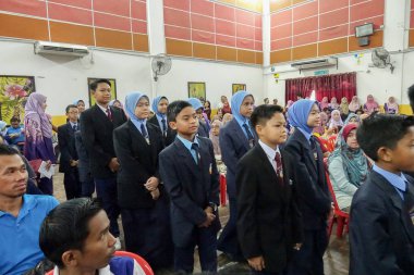 Kuala Lumpur, 21 Kasım 2018. Kimliği belirlenemeyen öğrenciler ve veliler y›l ödül veren caremony İlköğretim Okulu Selangor, Malezya, sonunda.