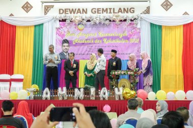 Kuala Lumpur, 21 Kasım 2018. Kimliği belirlenemeyen öğrenciler ve veliler y›l ödül veren caremony İlköğretim Okulu Selangor, Malezya, sonunda.